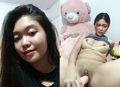 น้องวัยรุ่น นอนเอาดิลโด้เย็ดหี แทงรัวๆ เห็นหกลีบหีชัดๆ