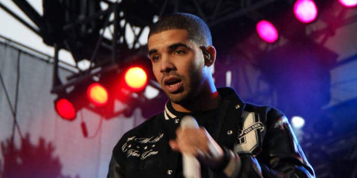 Drake Dismisses ‘Curse’ Rumors, Calls His Betting Flawed
Translation in Thai:
เดรก ปฏิเสธข่าวลือ ‘คาถา’, เรียกว่าการเดิมพันของเขามีข้อบกพร่อง