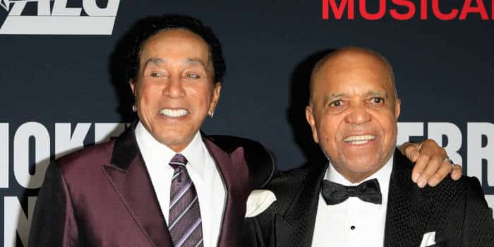 Smokey Robinson ต้องเผชิญกับคดีความรุนแรงมูลค่า 50 ล้านดอลลาร์เนื่องจากข้อกล่าวหาการล่วงละเมิดทางเพศ